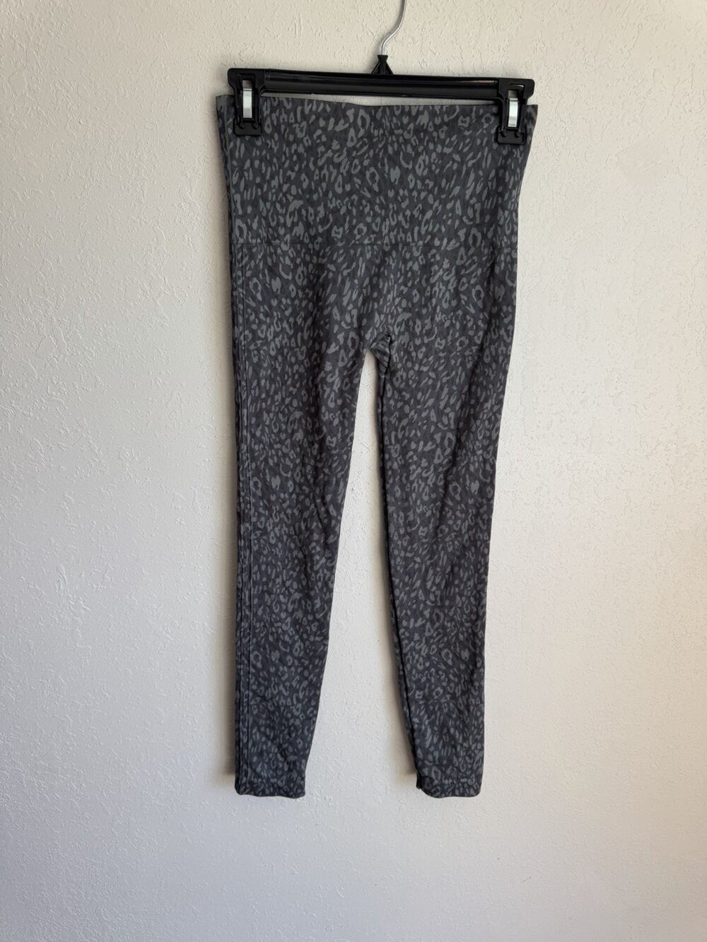Spanx Gray Leopard Print Compression Leggings Womens M Athletic Cropped